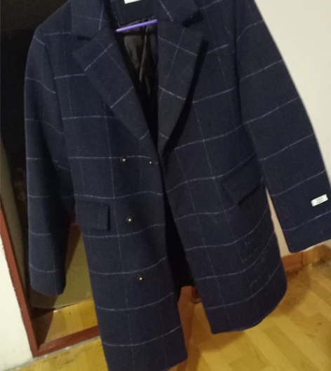 实体店购入，含羊毛的里面是加棉的毛呢，保暖...