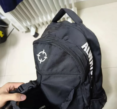 准者篮球包，正面网兜和侧面网兜没有损坏。底...