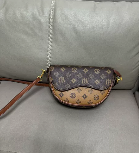 羊皮斜跨胸包 6、7 年的时间了。羊皮做的...