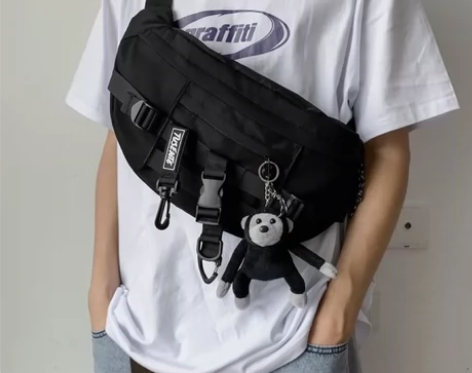 大容量胸包男士街头潮流斜挎包女日系轻便斜跨...