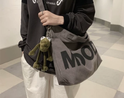 全新包包女爆款大容量学生帆布包简约百搭斜挎...