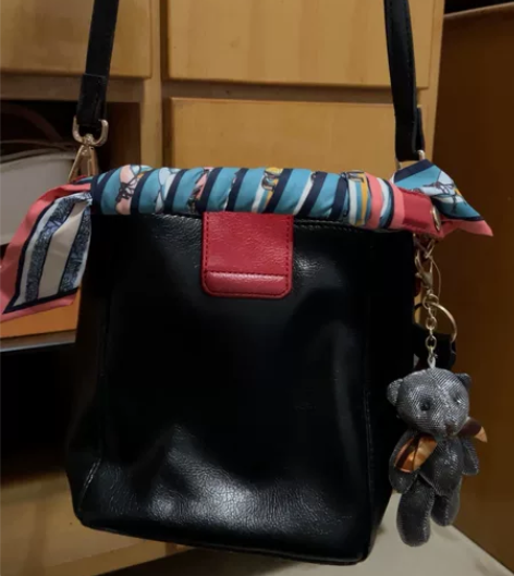 斜挎女士背包 自带一个黑色的零钱包可以放杂...