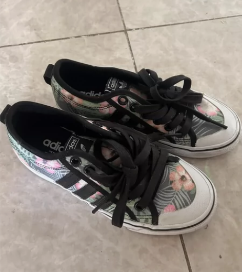 女士阿迪达斯女士帆布鞋，36码一双，只穿过...