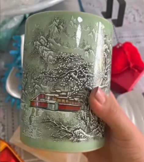 老人从乡下收的，捡漏!雪景图笔筒 古董瓷器...