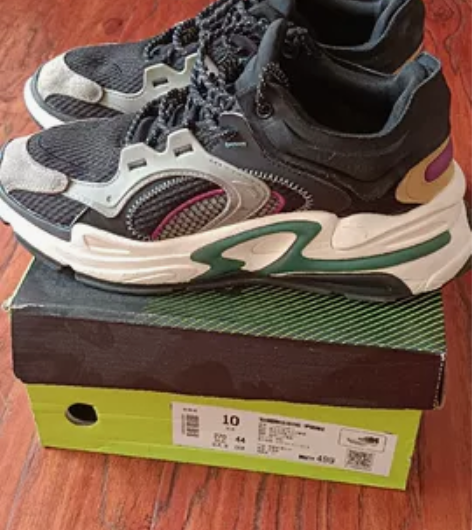 安踏男士运动鞋，春秋款，八成新，有穿着痕迹...