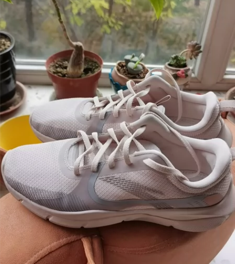 ANTA安踏 女款运动鞋 40码，内长25...