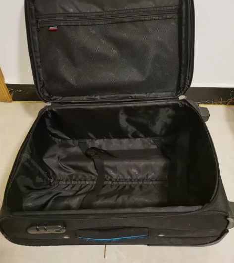 个人闲置了一个爱华仕20寸行李箱，99新。...