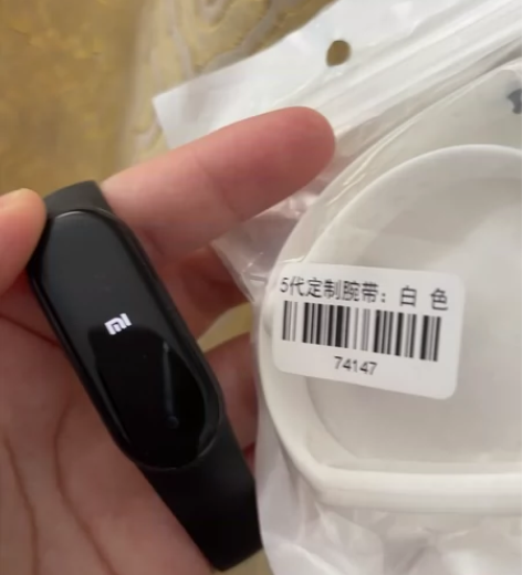 小米手环5智能运动手环，黑白两条表带，充电...