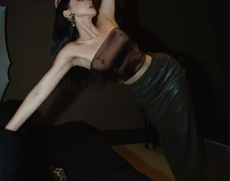 小丽城市猎人黑色高腰包臀半身皮裙春秋202...