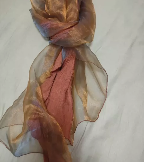 女士两种材质围巾，保暖时尚，效果多样，围过...