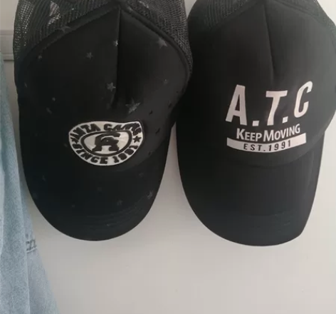 两个安踏正品棒球帽，实体专卖店购买。平时爱...