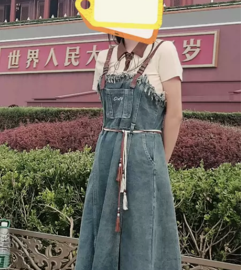 出背带裙，侧拉链并不能完全拉下去，胯穿进去...