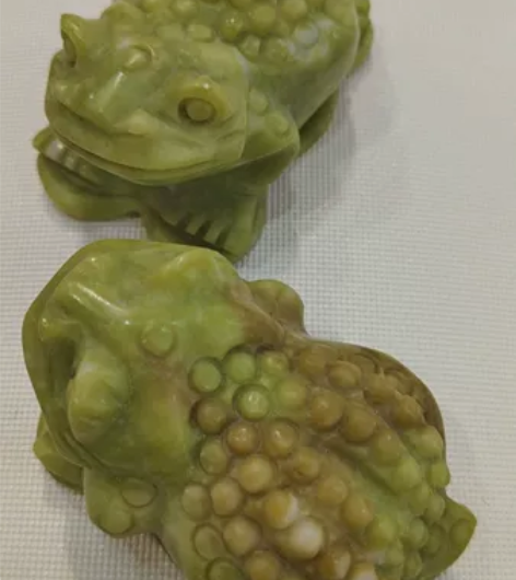 出两只可爱的小青蛙，绿色的玉石材质，形象生...