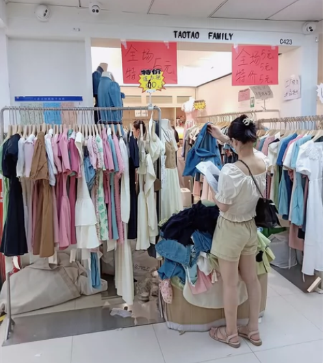闭店清仓处理大量女装品牌尾货，全部亏本清货...