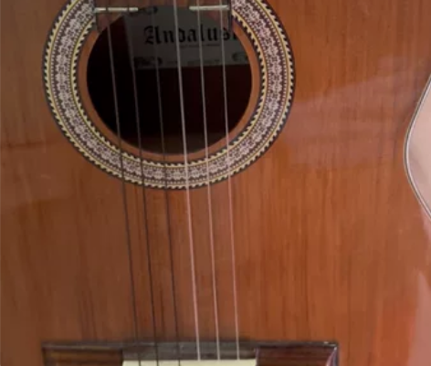 去年从师哥那里入了把二手吉他，放着从没用过...