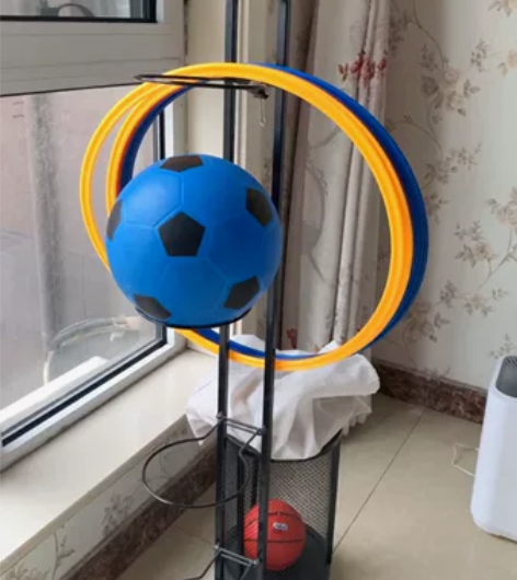 放置孩子的篮球置物架，有筐也有架子，铁制品...