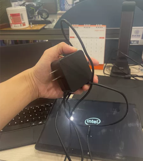 戴睿笔记本平板2合一。  去年买的，全原。...