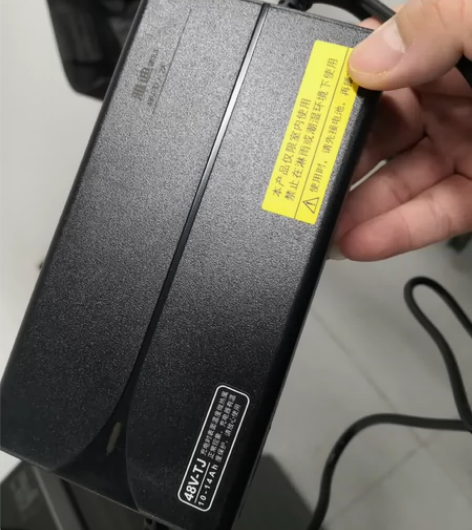 雅迪锂电车电动车专用充电器，48V，三石锂...