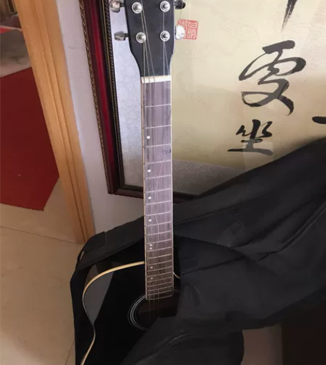 吉他 初学者，断弦了一根，但是有2包备用弦...