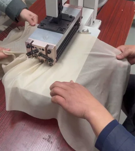 在服装设计与加工中，特种绣花工艺是一种不可...