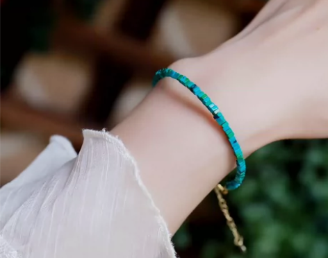 这款精美的绿松石手链采用清新的绿色设计，仿...