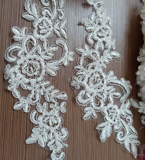 出白色蕾丝花边，颜色为白色和香槟色。 这款...