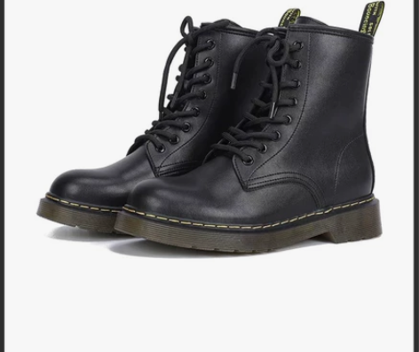 全新马丁靴女黑色 我妈商场买的，结果号买小...