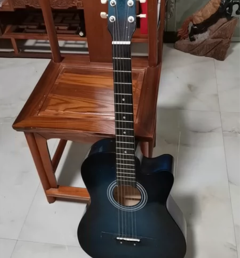 一把闲置的吉他，高度94厘米。有喜欢的私聊...