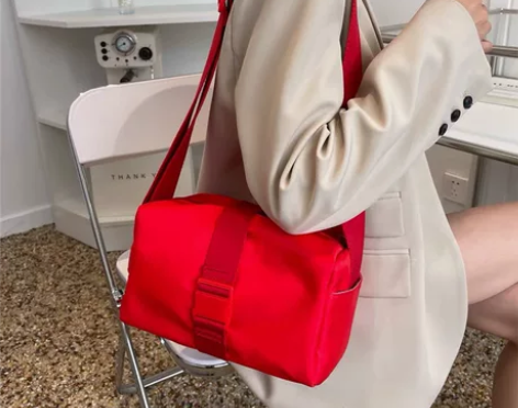 包邮全新 牛津布斜挎包时尚高级感健身包女小...