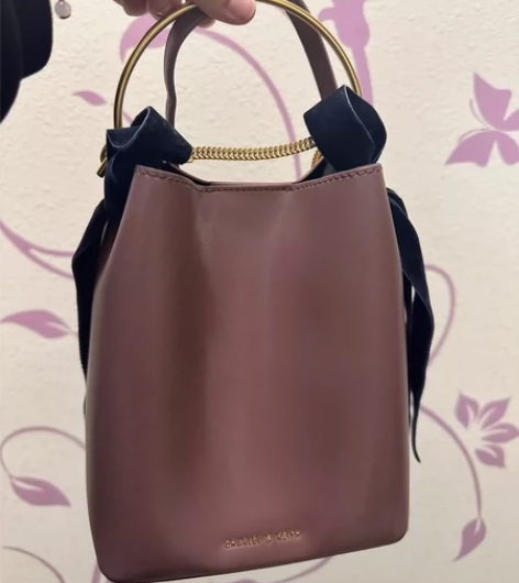 小CK线下购入蝴蝶结丝绒金属圆环水桶包单肩...