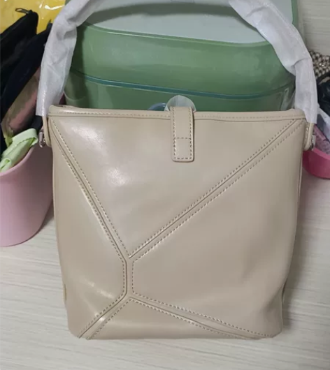 全新牛皮包，有肩带包装都在，送人合适，一口...