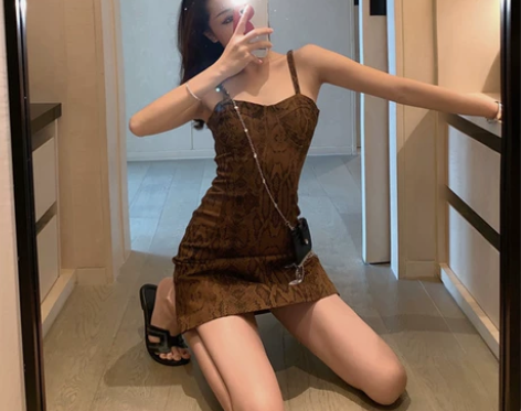 2023新款泫雅风蛇纹抹胸牛仔短裙女收腰性...