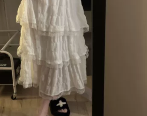 慵懒风白色蕾丝边半身裙2024早春新款女高...