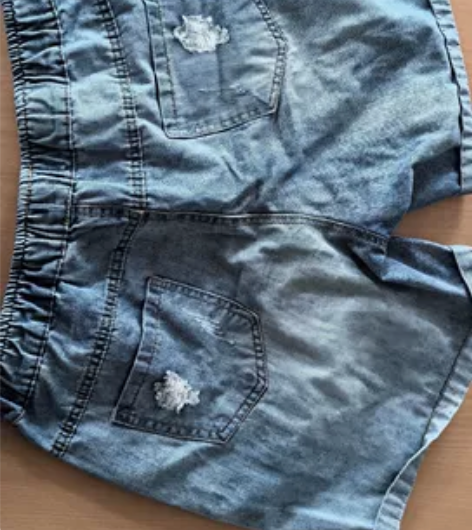 牛仔短裤，有穿着痕迹。宽松版。 感兴趣的话...