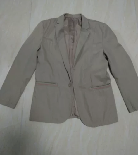 男士休闲外套 算是浅卡其色吧，应该是没穿过...