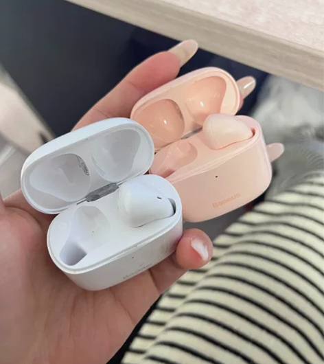 低价出右耳和充电仓  京东淘宝官网购买，有...