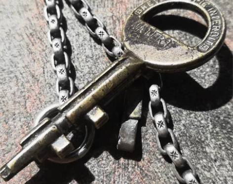 法国古董黄铜钥匙 百年孤独记忆 两面带款带...