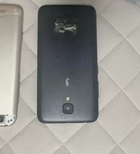 2台废旧手机一台中兴一台小辣椒，一起打包出...