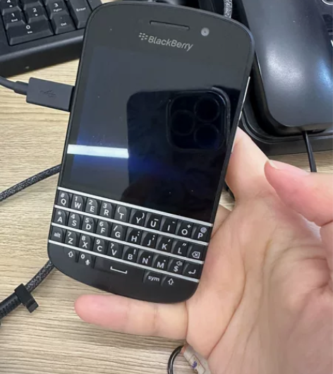 黑莓q10，无配件，200包邮 感兴趣的话...