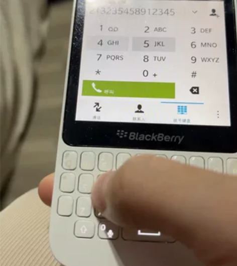 黑莓Q5 白色 很新 屏幕贴了膜 手机壳有...