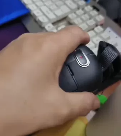 摄像机不能开机有需要的可以拍走，100包邮...