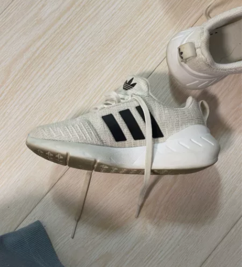 阿迪，运动鞋 29码 感兴趣的话点“我想要...