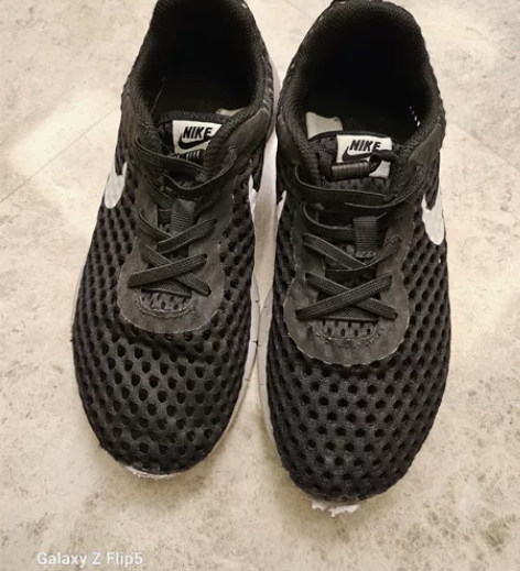 儿童耐克洞洞鞋，旧的，付邮费，免费送。尺码...