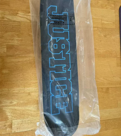 出三块专业滑板，品牌是Justice，颜色...