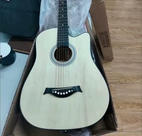 在吉他店买的，原价1600多，当时还报了课...