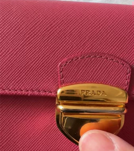 闲置Prada手拿包，钱包两用款，早些年日...