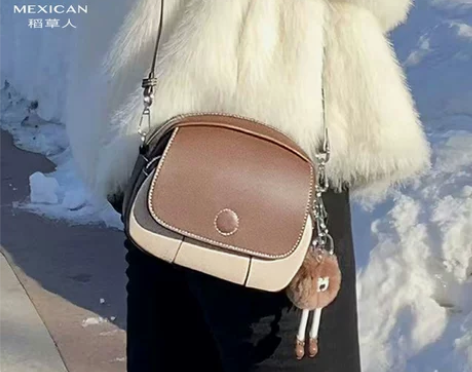 稻草人今年流行包包百搭通勤牛皮小圆包撞色休...