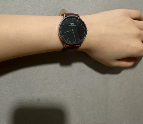 DW女表，棕色表带黑色表盘，无包装盒，无附...
