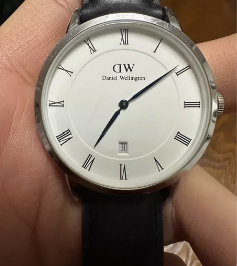 DW石英表，男女通用，表带皮有点氧化，介意...