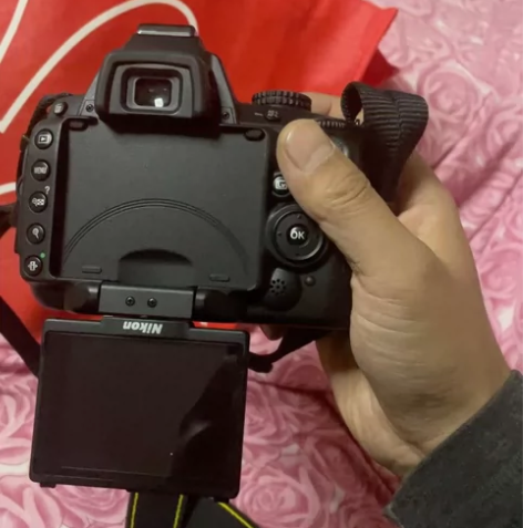 尼康D5000/18-55套机。带相机包。...